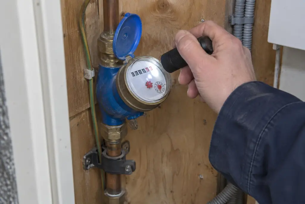 Lekdetectie Harskamp – watermeter in de meterkast controleren met een zaklamp